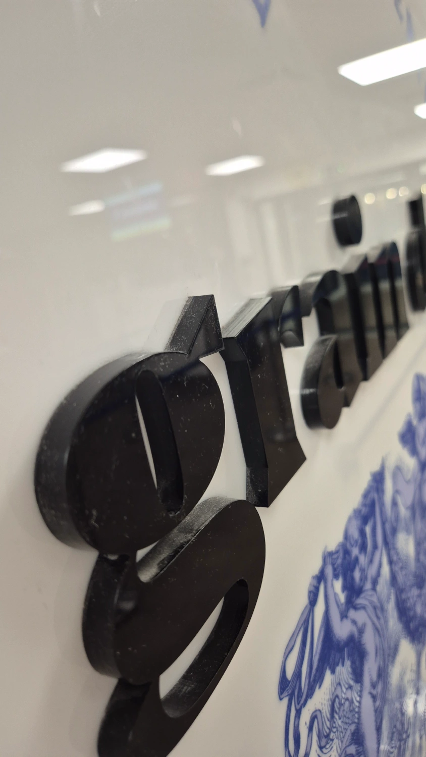 Plexi black 10mm on porcelain – Technical study